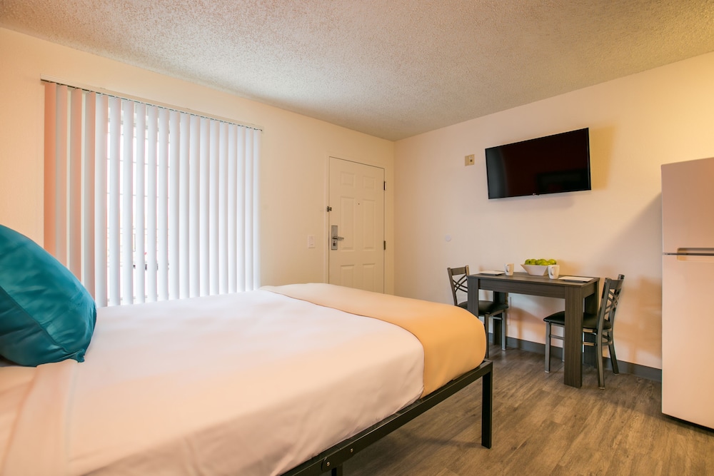 Studio, 1 Queen Bed, Accessible photo 2