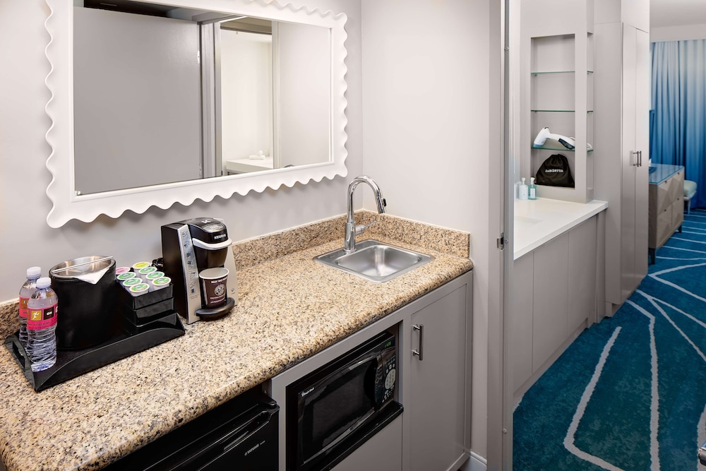 Suite, 1 King Bed, Accessible, Non Smoking - Photo 4