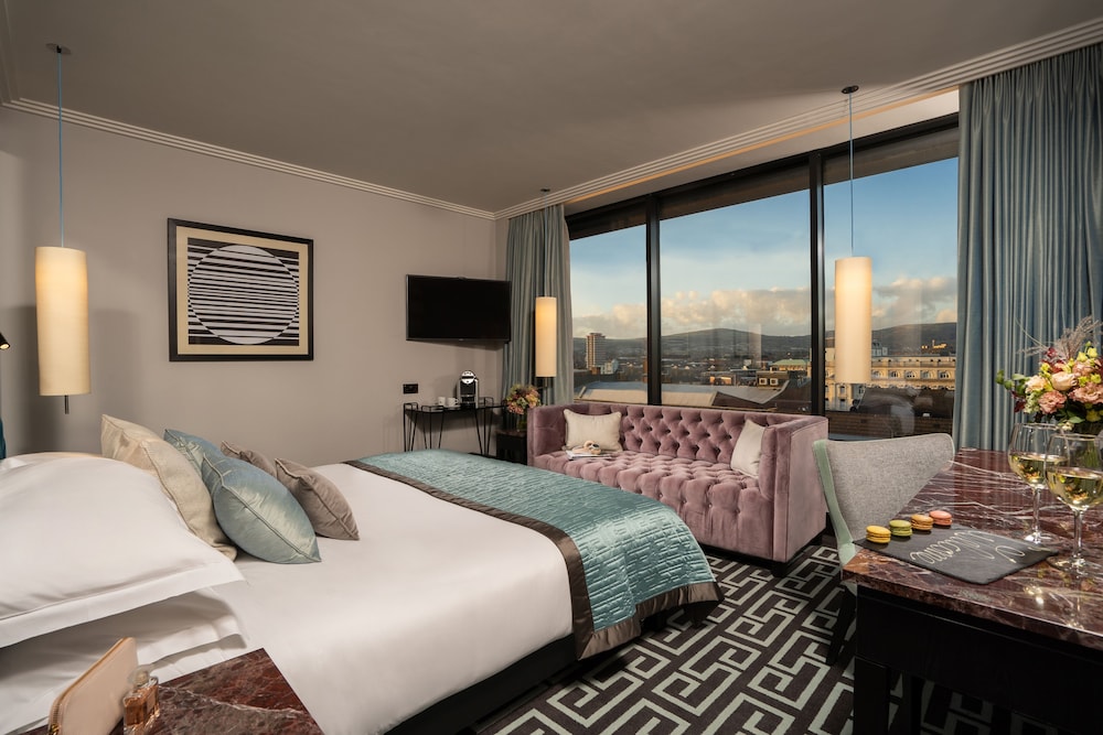 Signature Room, 1 King Bed - Photo 1