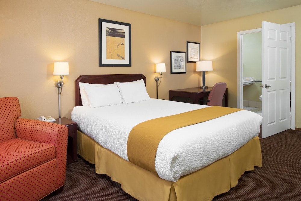 Room, 1 Queen Bed, Accessible, Non Smoking (Mobility/Hearing Impaired) - Photo 4