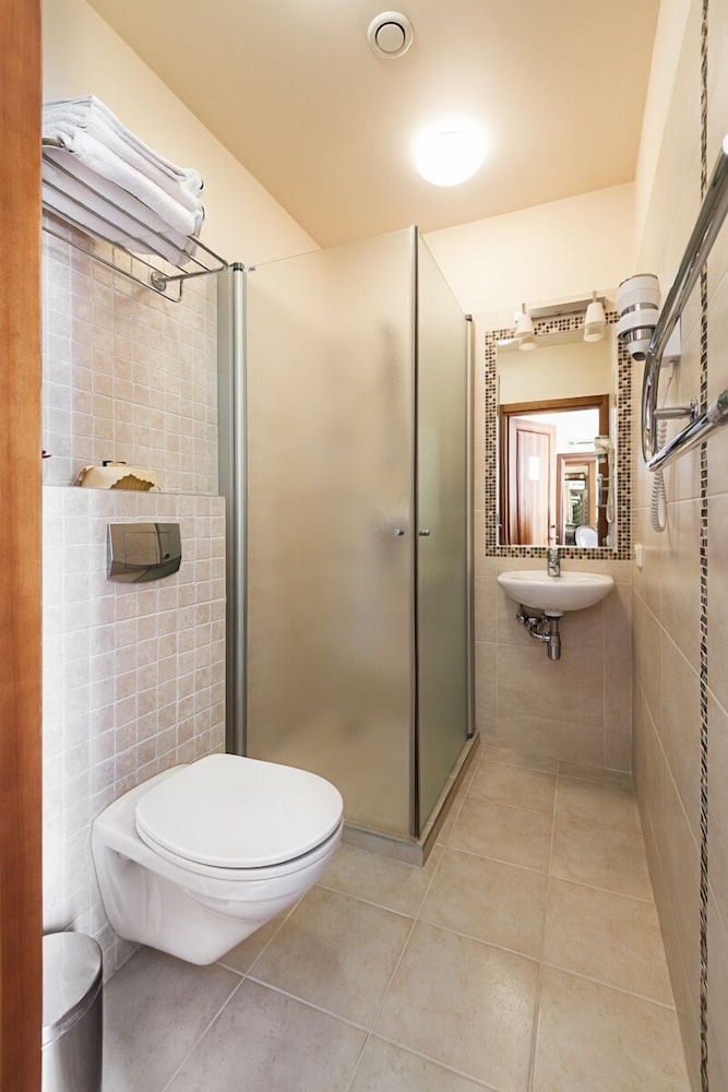 Deluxe Double Room, 1 Queen Bed, City View photo 3
