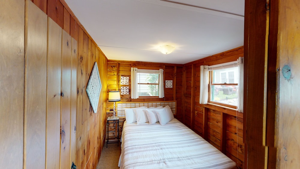 Standard Cottage, 2 Bedrooms, Balcony, Lake View (Cottage 15 or 16) photo 3