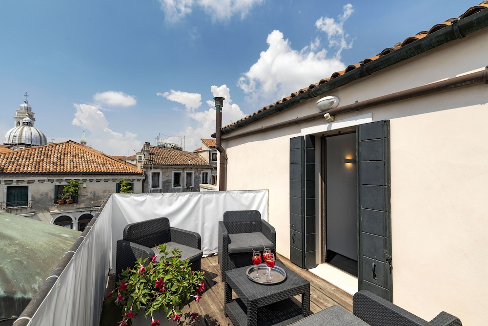 Suite, 2 Bedrooms, 2 Bathrooms, Canal View photo 1