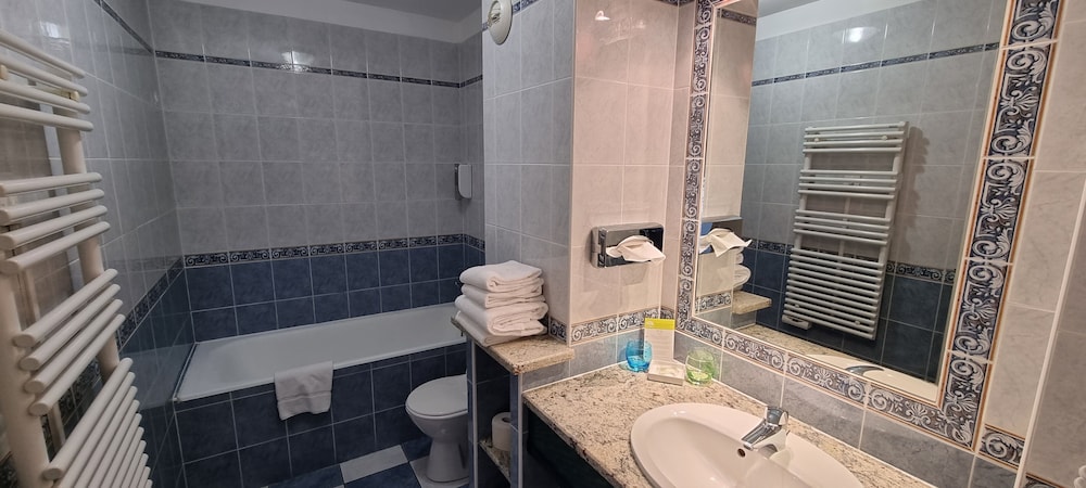 Standard Double or Twin Room - Photo 7