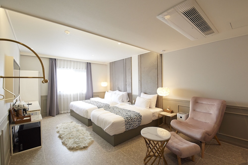 Family Twin Room - Photo 1