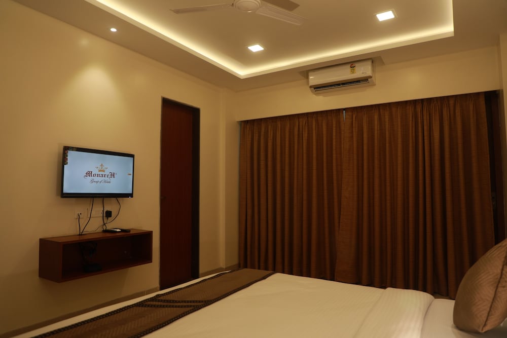 Deluxe Double Room with Balcony - Photo 14