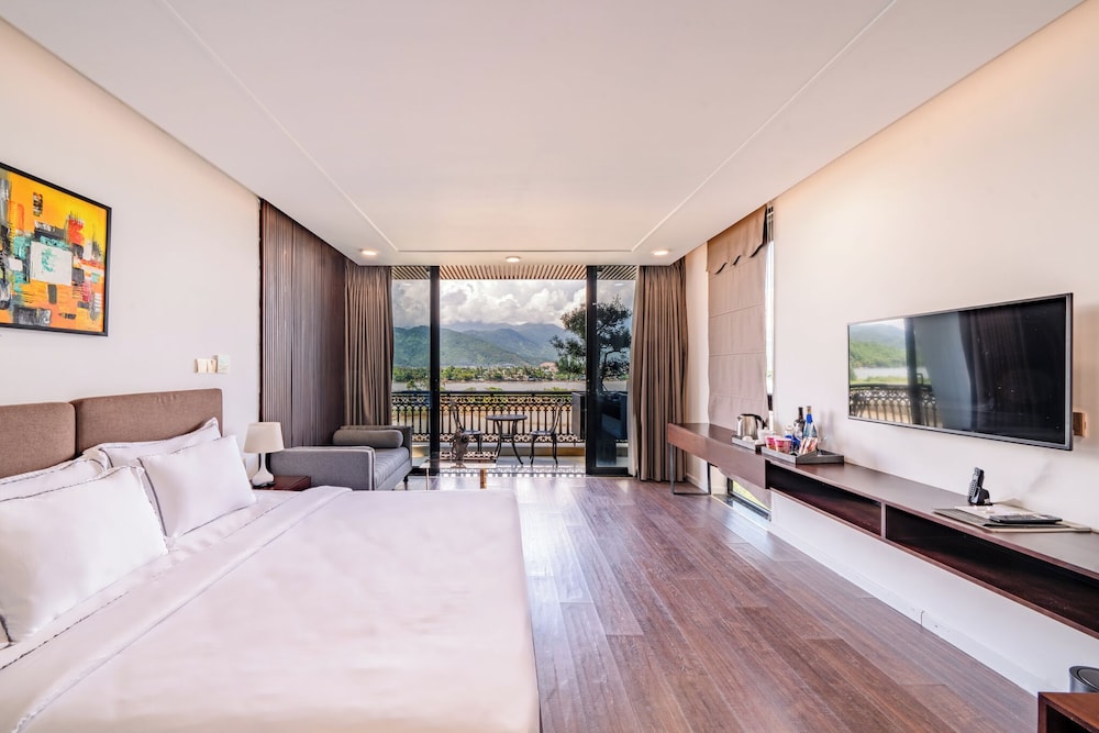 Studio with Balcony & Kitchenette - Photo 4