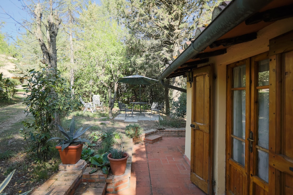 Superior Cottage, 1 Queen Bed, Refrigerator, Garden Area photo 3