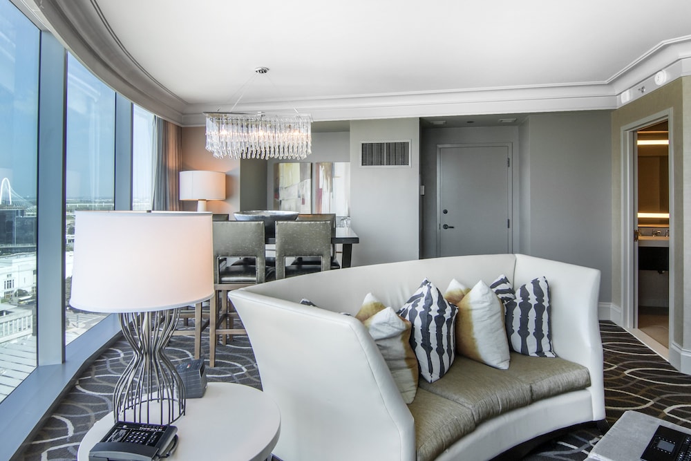 Luxury Suite, 1 King Bed, Corner - Photo 7
