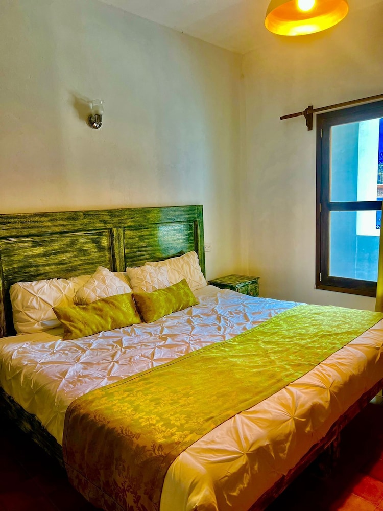 Basic Room, 1 King Bed photo 3