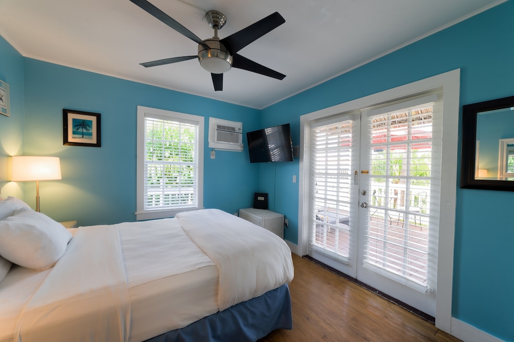 Luxury Room w/private terrace, 1 Queen bed - Adult Exclusive photo 3