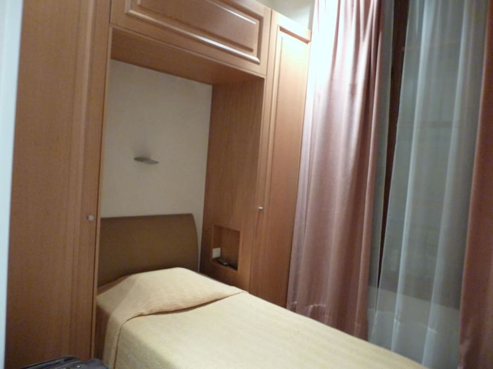 Single Room photo 2
