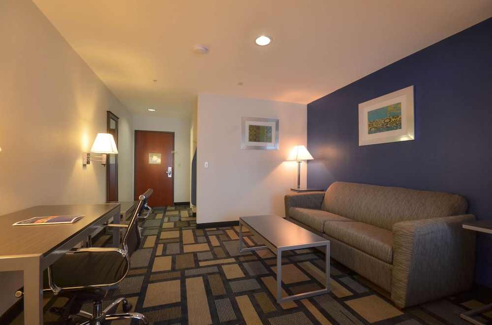 Suite, 1 King Bed, Accessible, Non Smoking (Refrigerator & Microwave) - Photo 1