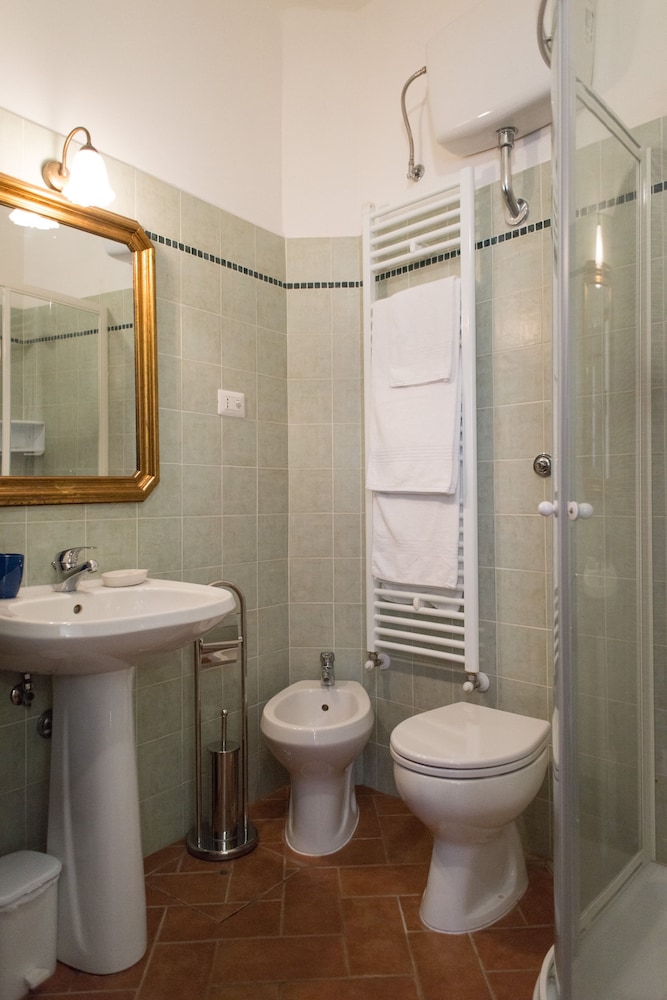 Double Room Single Use, 1 King Bed, Private Bathroom, City View photo 3