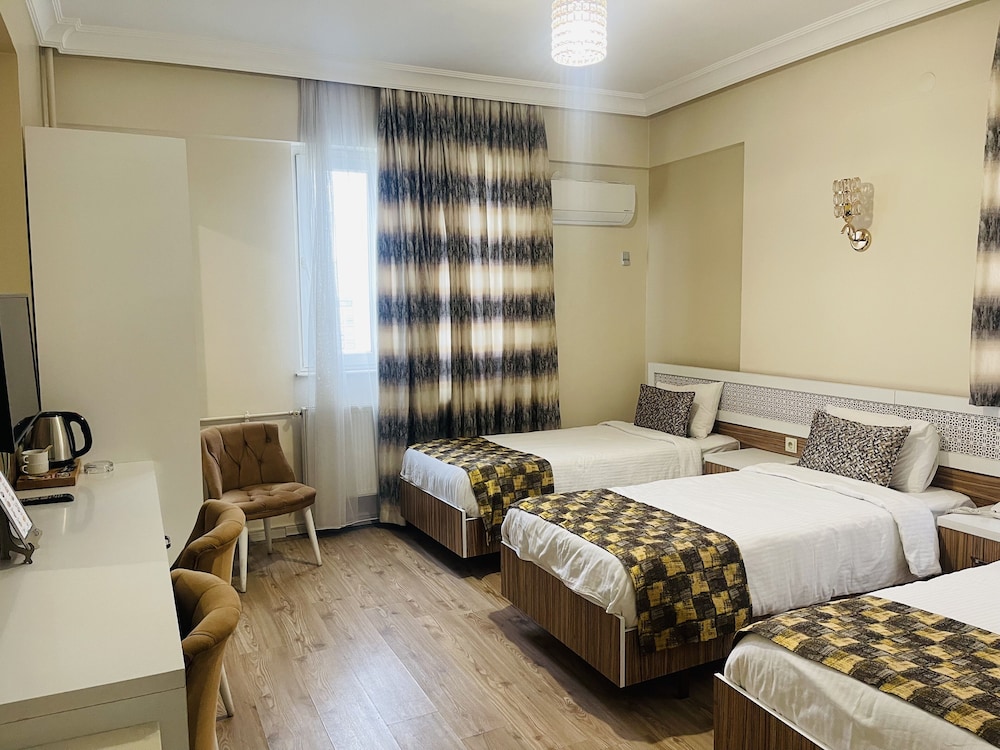 Grand Triple Room