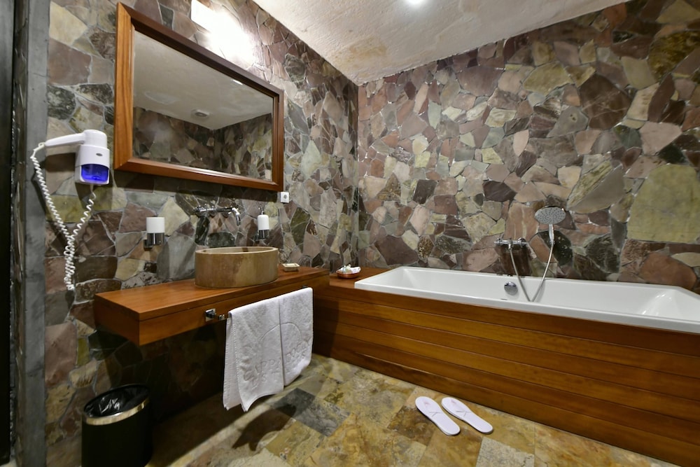 Superior Suite (Cave) - Photo 12