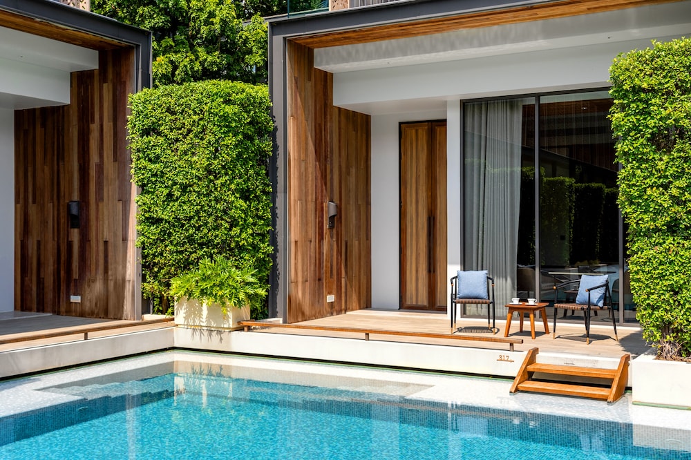 Executive Suite Pool Access photo 3