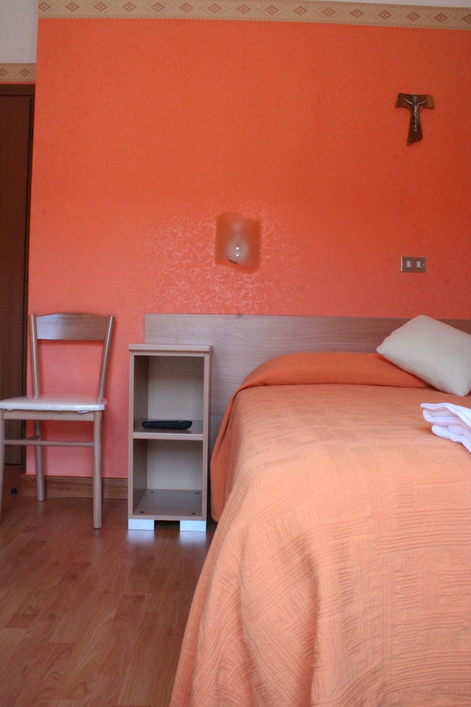 Single Room photo 3