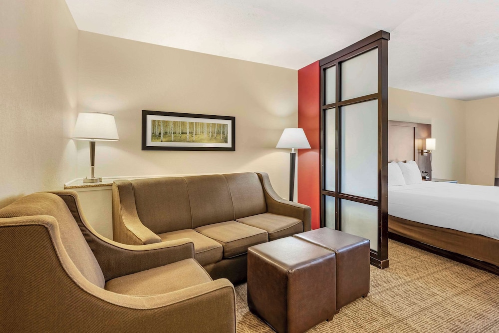 Suite, Non Smoking (2 Queen Bed with Sofabed) - Photo 3