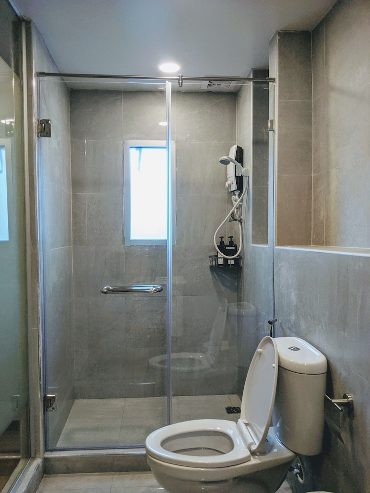 Deluxe Room, 1 Queen Bed, Non Smoking, Private Bathroom photo 2
