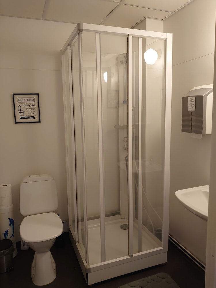 Basic Twin Room, Shared Bathroom photo 3