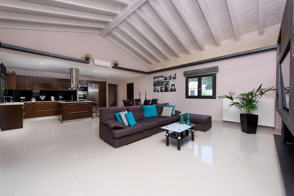 Villa Black White Dassia, Zdjęcie 17