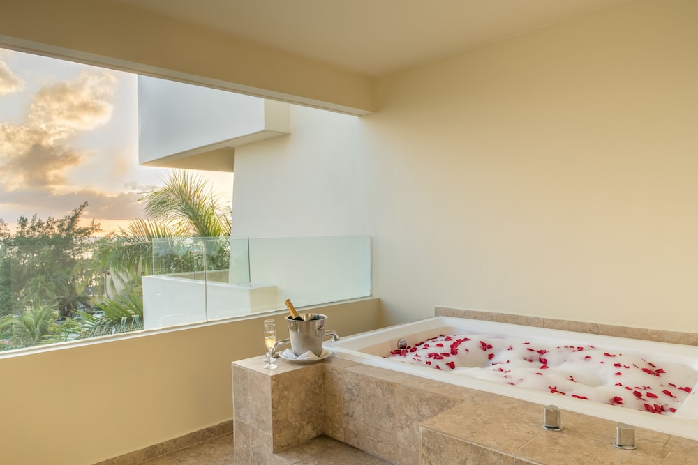 Premium Suite  With Whirlpool Bath