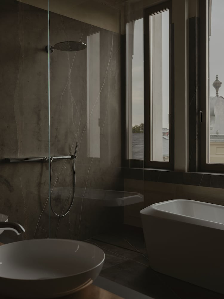 Luxury Apartment, 1 Bedroom, Bathtub, City View photo 3