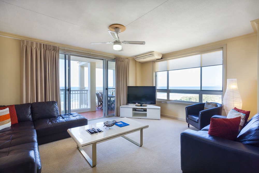 3 Bedroom Ocean-Side Apartment photo 2