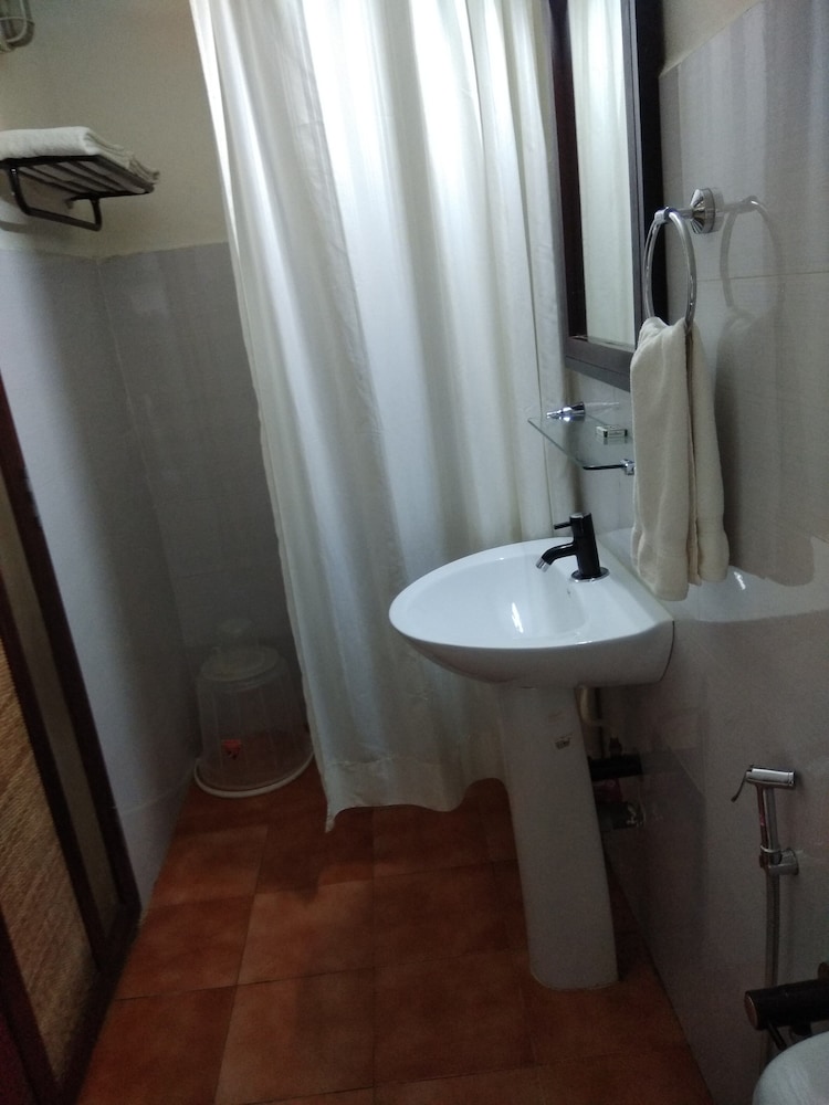 3 Bedroom Houseboat MZ photo 3