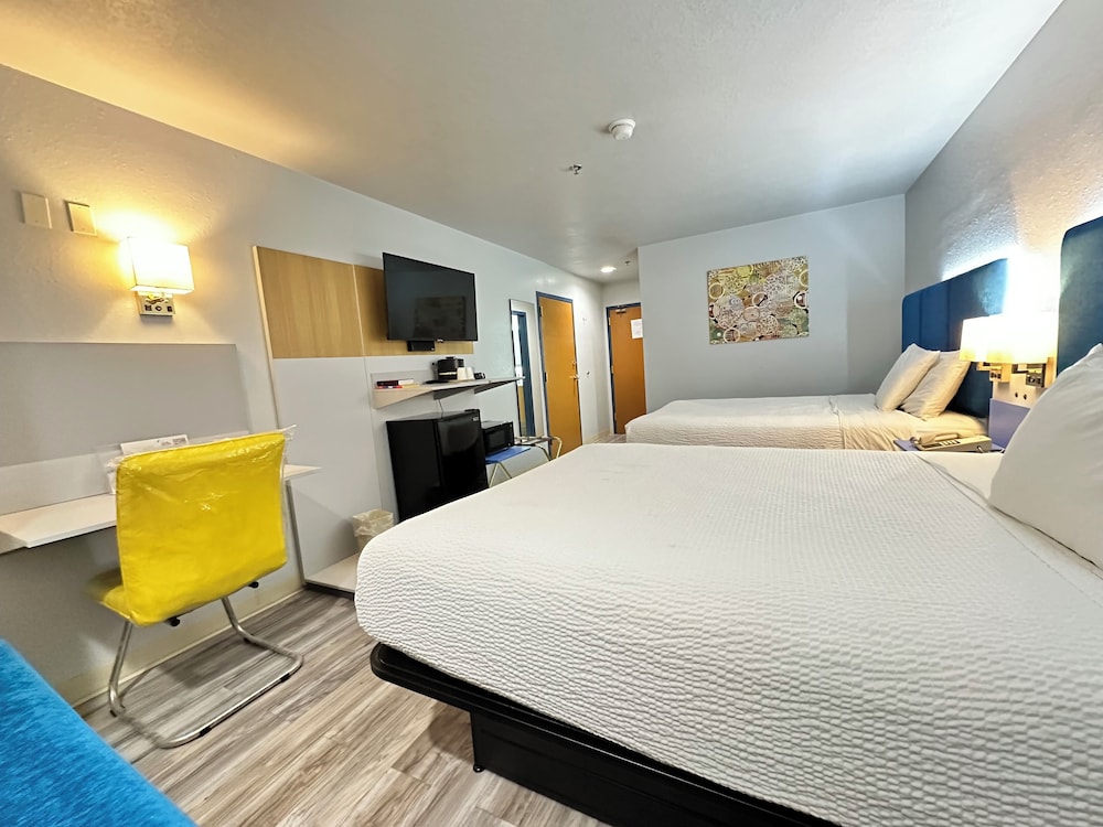 Standard Room, 2 Queen Beds - Photo 1