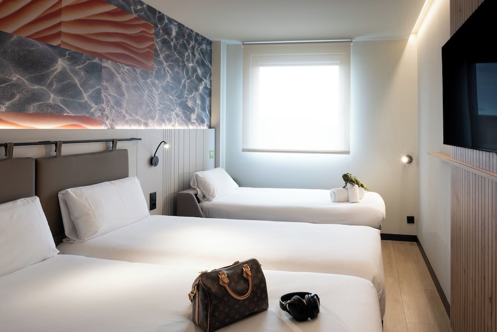 Standard Room, Multiple Beds - Photo 4
