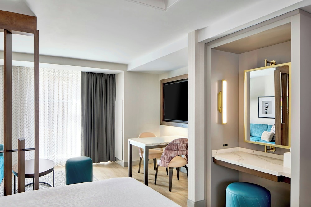 Elite Room, 1 King Bed, Smoking, Corner