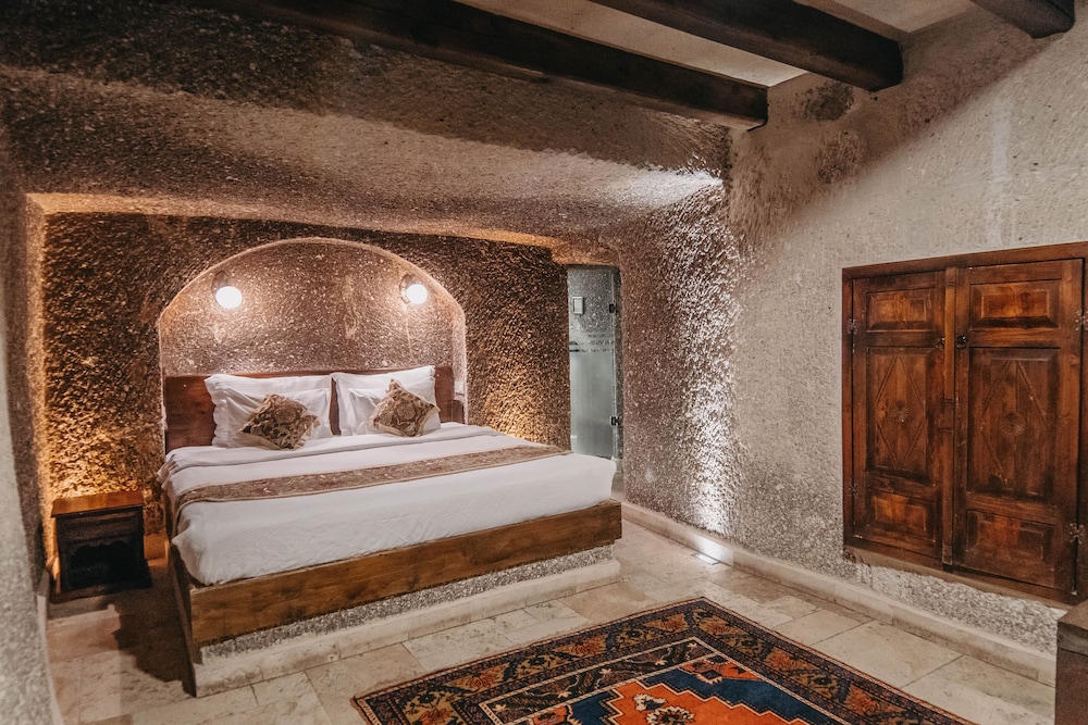 Superior Cave Suite photo 2
