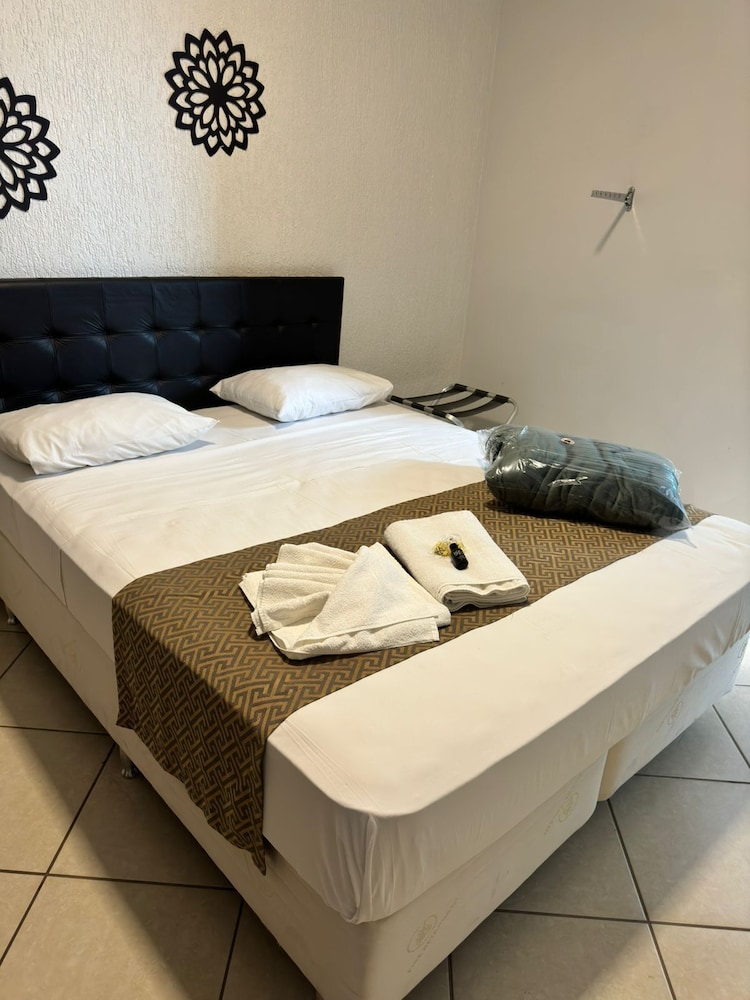 Standard Twin Room, 1 Bedroom, Non Smoking - Photo 4