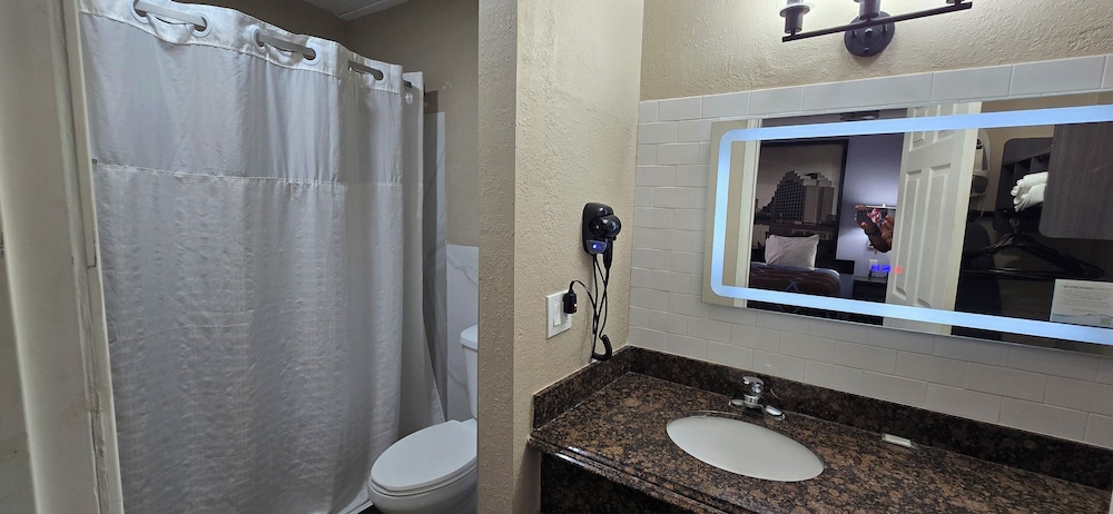 Suite, 1 King Bed, Non Smoking photo 3