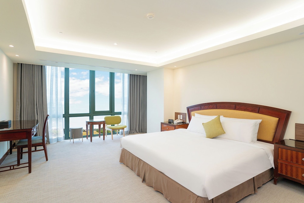 Deluxe Suite, 1 King Bed photo 2