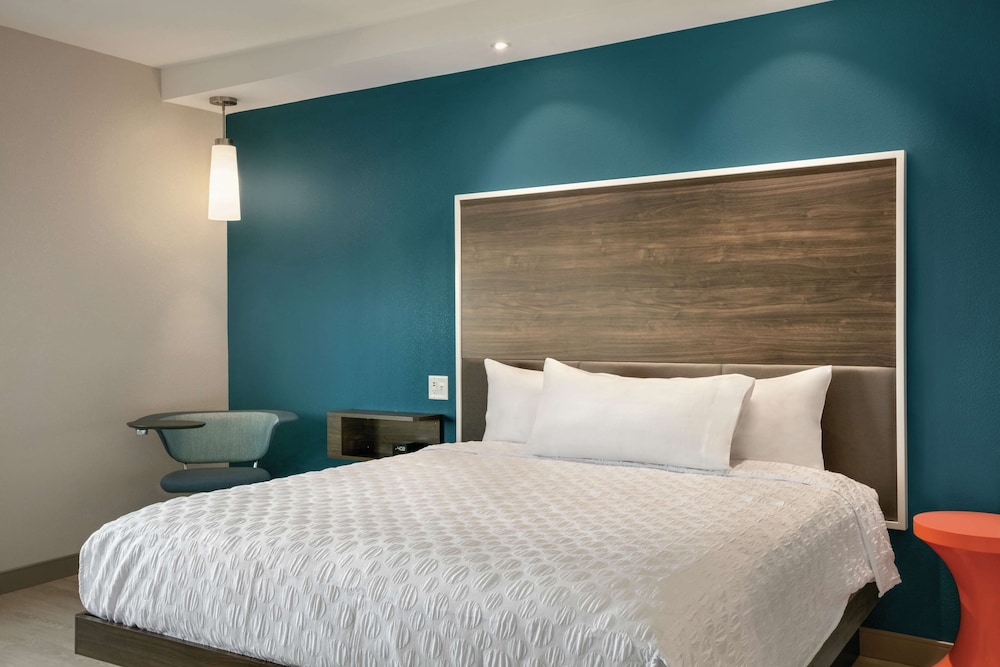 Room, 1 King Bed, Accessible (Hearing, Roll-in Shower) photo 2