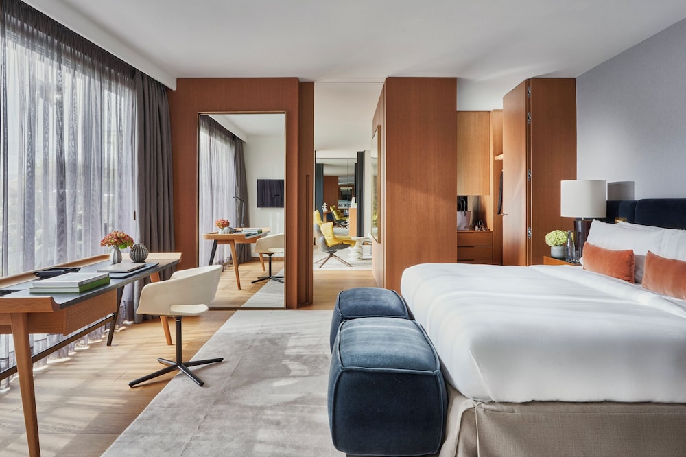 Suite, 1 King Bed (Barcelona) thumbnail 5