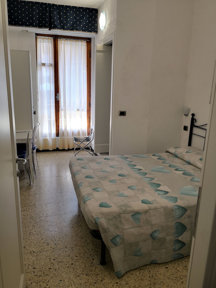 Basic Double Room, 1 Queen Bed photo 3