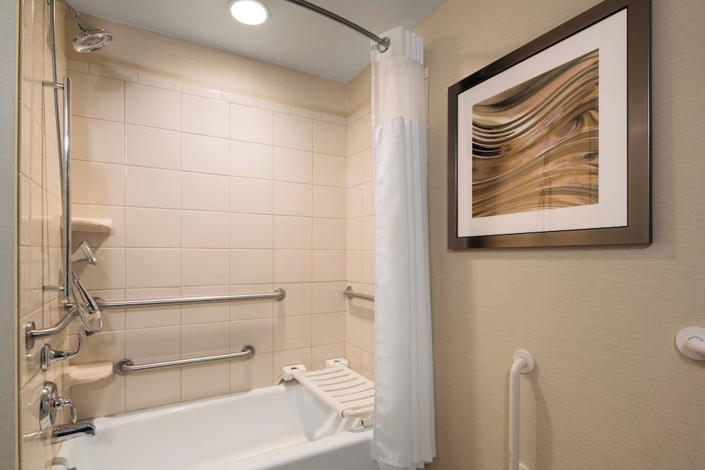 Room, 2 Queen Beds, Mountain View (Mobility/Hearing Accessible, Tub) photo 3