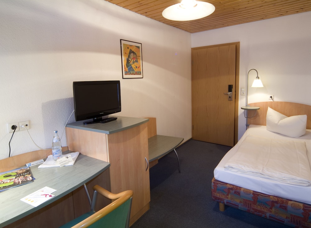 Standard Single Room, 1 Queen Bed photo 2