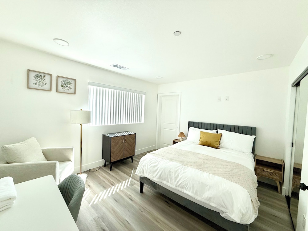 Standard Apartment, 3 Bedrooms, Balcony, Park View (Unit E)