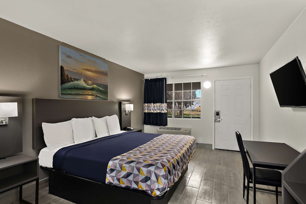 Room, 1 King Bed, Non Smoking - Photo 4