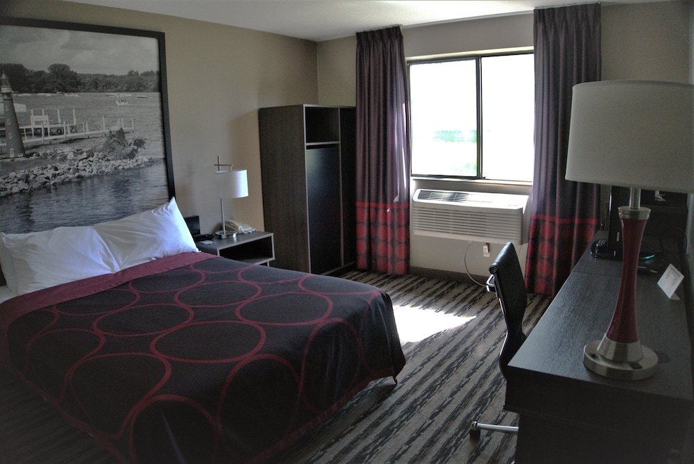 Room, 1 Queen Bed, Microwave - Photo 3