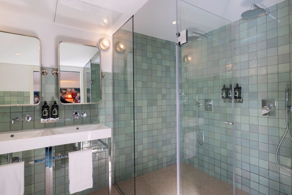 Family Room (with Spa access)