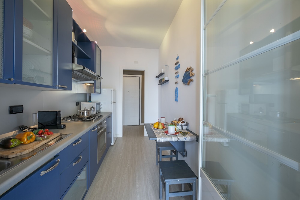 Family Apartment, Multiple Bedrooms (La Casa al Sole - beautiful sea view) photo 3