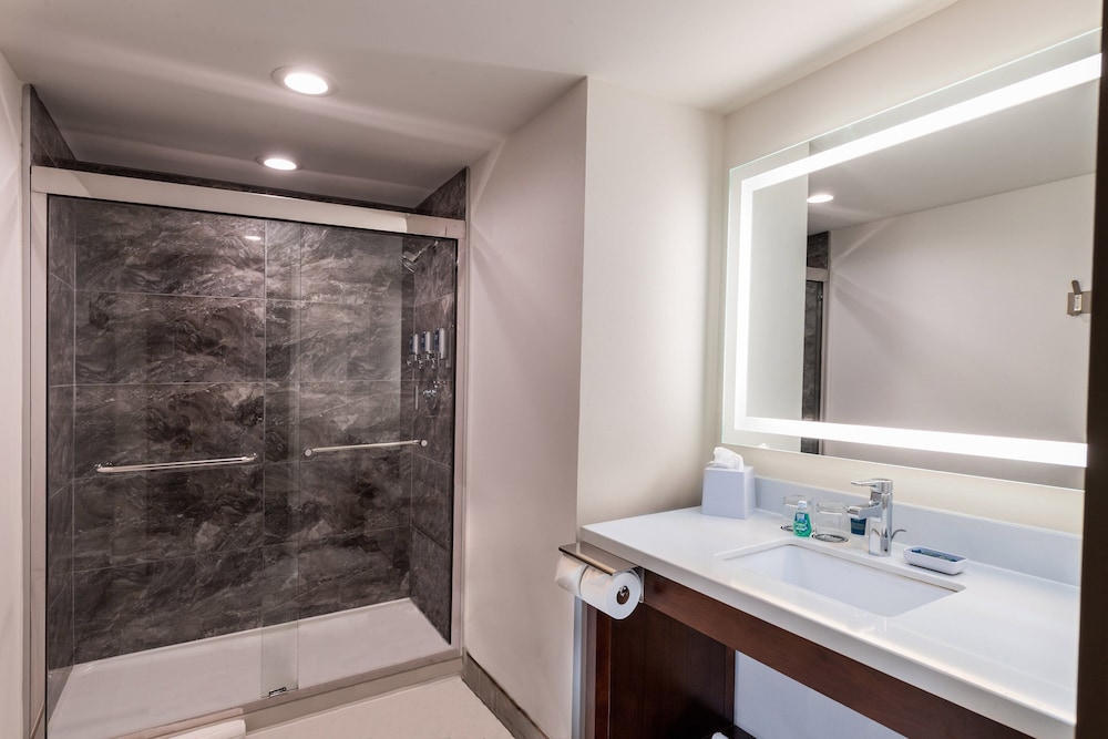 Junior Suite, 1 King Bed, Corner - Photo 3