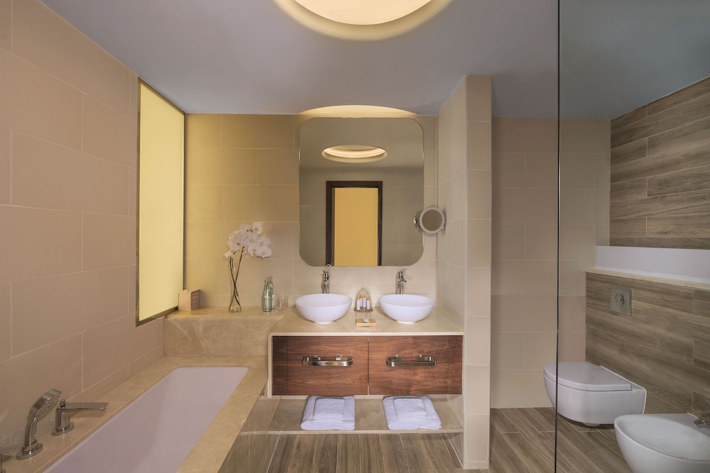 Deluxe Room with Balcony thumbnail 6