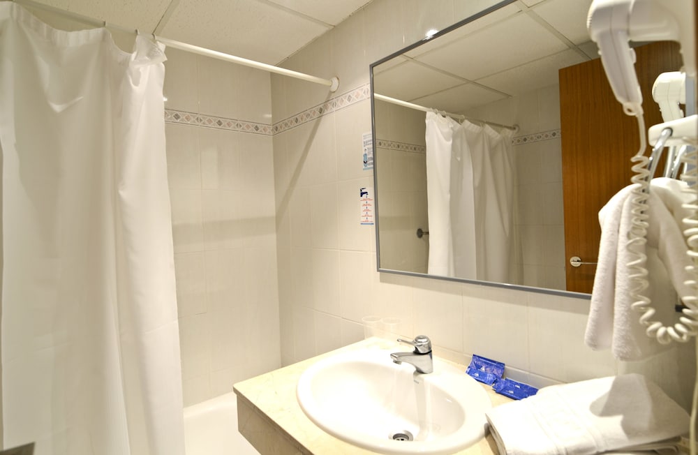 Double or Twin Room, Balcony thumbnail 6